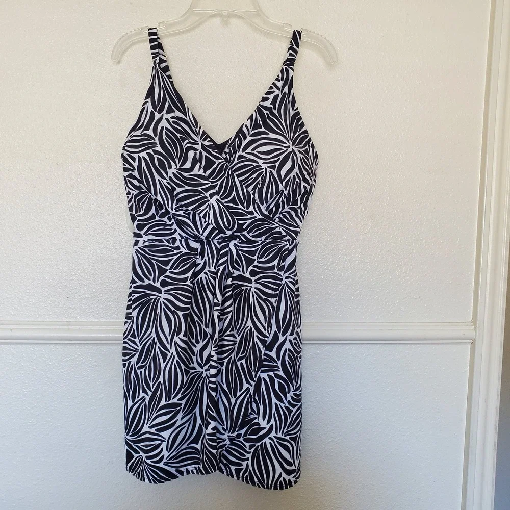 Lands End Womens Black White Leaf Print Swim Dress V-Neck One Piece Size M
